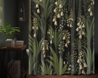 Pode incluir: Um cortina de chuveiro preto com uma estampa botânica com flores brancas de lírio do vale e folhas verdes.