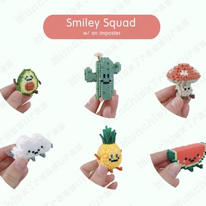 Puede incluir: Un conjunto de diez personajes de píxeles coloridos, que incluyen un cactus, un aguacate, un hongo, una nube, una piña y una sandía. Cada personaje tiene una cara sonriente y está hecho de pequeñas cuentas de plástico.