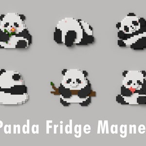 Puede incluir: Seis diseños diferentes de imanes de nevera de panda en pixel art. Los pandas están en varias poses, incluyendo sosteniendo una flor, una rama y un corazón. El texto "Panda Fridge Magnet" está en la parte inferior de la imagen.