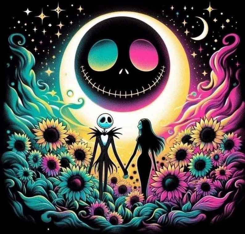 Puede incluir: Ilustraci&oacute;n digital de Jack Skellington y Sally de Pesadilla antes de Navidad, tomados de la mano en un campo de girasoles. Una gran cara sonriente de Jack est&aacute; en la luna, con un cielo estrellado y remolinos coloridos.