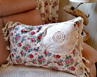 High-quality decorative pillow/cushion cover rose design with cotton fringes 40 x 60 cm