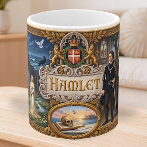 Op de afbeelding: Een witte keramische mok met een gedetailleerde illustratie van Hamlet. Het ontwerp bevat een centraal wapenschild met leeuwen, een kroon en de tekst HAMLET. Andere elementen zijn een figuur in historische kleding, een schedel op een boek en een duif.