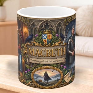 Puede incluir: Una taza de cerámica blanca con una ilustración detallada de Macbeth. El diseño incluye un escudo de armas, una corona, una espada, cuervos y una figura con armadura. El texto dice MACBETH y Something wicked this way comes. Detalles dorados enmarcan.