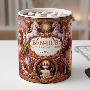 Peut inclure: Un mug en céramique blanche rempli d'une boisson chaude et de guimauves, orné d'une illustration colorée représentant des scènes de Ben-Hur : A Tale of the Christ de Lew Wallace, avec des chevaux blancs, une croix et des personnages.