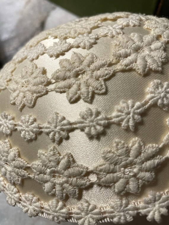 Vintage Ladies Cream Crochet Lace Hat Ernest Gelbard  display picture 2