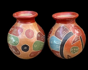 Due vasi in ceramica policroma vintage, America Centrale, Messico, realizzati a mano.