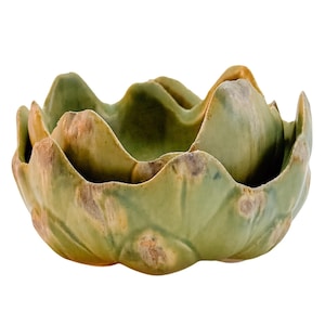 Könnte beinhalten: Ein Set aus zwei Keramikschalen in einem geschichteten Design. Die Schalen haben eine grüne und beige Farbgebung mit einem strukturierten, organischen Aussehen. Die Schalen sind wahrscheinlich für dekorative oder servierende Zwecke.