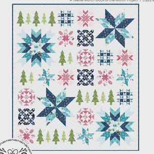 Peut inclure: Une courtepointe blanche sur le thème de l'hiver, avec des motifs d'étoiles et d'arbres dans des tons de bleu, rose et vert. La courtepointe mesure 203 cm x 234 cm. Le texte "Yuletide Sampler" est en haut.