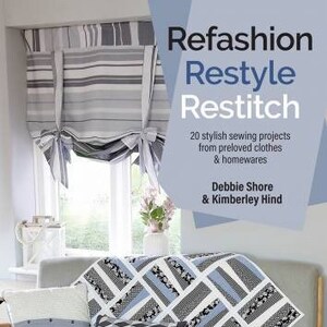 Peut inclure: Un livre intitulé "Refashion Restyle Restitch" avec un tissu à motifs bleus, blancs et noirs sur la couverture. La couverture du livre présente également le texte "20 projets de couture élégants à partir de vêtements et d'articles ménagers d'occasion" et "Debbie Shore & Kimberley Hind".