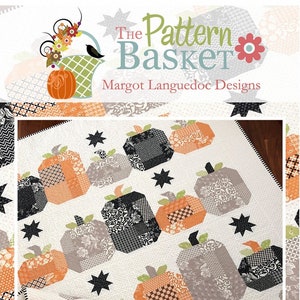 Peut inclure: Un modèle de courtepointe sur le thème d'Halloween avec des citrouilles orange et noires et des étoiles sur un fond blanc. La courtepointe est intitulée "Hocus Pocus" et le site Web "www.thepatternbasket.com" est affiché sous le titre.