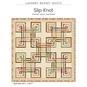 Peut inclure: Un patron de quilt Slip Knot de Laundry Basket Quilts. La courtepointe présente un fond crème avec des carrés entrelacés dans des tons de rose, de vert et de marron. La courtepointe mesure 168,9 cm sur 168,9 cm.