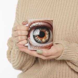 Il mio occhio ti sta guardando.  Tazza in ceramica 11 once