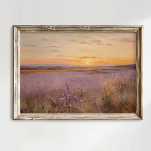 Könnte beinhalten: Ein gerahmtes Gemälde, das einen Sonnenuntergang über einem Feld mit violetten Wildblumen zeigt. Die Sonne geht in der Ferne unter und wirft einen warmen Schein über die Landschaft. Das Gemälde ist in einem rustikalen Holzrahmen.