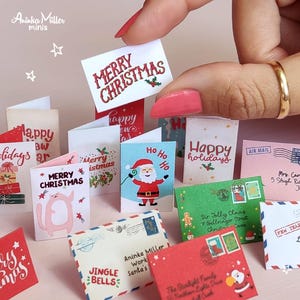 12 cartões de Natal em miniatura com envelopes e 3 guirlandas de Natal, imprimíveis para casa de bonecas, acessórios e suprimentos para diorama, decoração de Natal