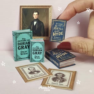 Op de afbeelding: Miniatuurboeken en ingelijste portretten. De boeken omvatten "Het portret van Dorian Gray" van Oscar Wilde en "De vreemde zaak van Dr. Jekyll en Mr. Hyde" van Robert L. Stevenson. De portretten tonen illustraties van mannen in gouden lijsten.