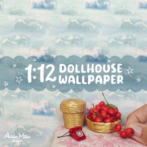 Könnte beinhalten: Eine 1:12-Dollhouse-Tapete mit einem blauen und weißen Aquarell-Wolkenmuster. Die Tapete wird mit einem Miniatur-Korb aus Weidengeflecht gefüllt mit roten Beeren und einem roten Drehwahltelefon gezeigt.