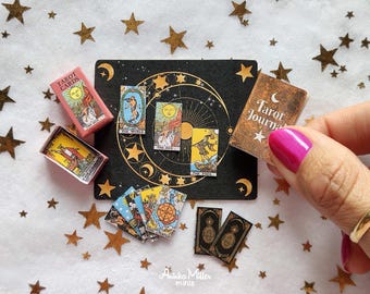 Cartas de Tarot en miniatura a escala 1:12 y 1:6 para decoración de casas de muñecas, dioramas y accesorios. Descarga digital imprimible.