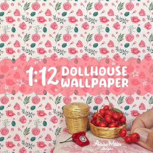 Könnte beinhalten: Eine 1:12-Tischlein-Decke mit einem Muster aus rosa Rosen und grünen Blättern. Die Tischlein-Decke ist in einem Puppenhaus-Setting mit einem Miniaturkorb mit roten Beeren und einem roten Wählscheibentelefon zu sehen.