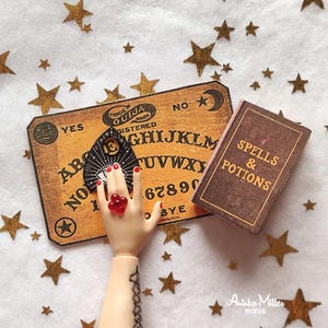 Zestaw miniaturowych tabliczek Ouija w skali 1:12 i 1-6 do dekoracji domków dla lalek, materiałów i akcesoriów do dioramy, do pobrania w wersji cyfrowej