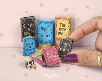 Libri di streghe in miniatura in scala 1:12 e 1:6 per case delle bambole e diorami. Decorazioni di Halloween stampabili. Copertine e pagine dedicate all'occulto e ai grimori.