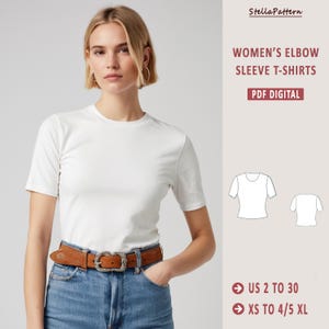 Op de afbeelding: Een wit T-shirt met ellebooglange mouwen. Het T-shirt wordt getoond op een model dat blauwe jeans en een bruine riem draagt. De tekst "WOMEN'S ELBOW SLEEVE T-SHIRTS" en "PDF DIGITAL" wordt boven het model weergegeven. De tekst "US 2 TO 30" en "XS TO 4/5 XL" wordt onder het model weergegeven.