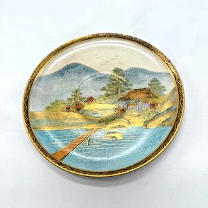 Antike japanische Satsuma Untertasse signiert Koshida handbemalt, Vergoldung Kyoto Meiji Ära