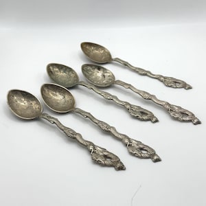 Set med 5 japanska Moji 84 silverskedar med drakehandtag, blommig skål, antik