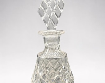 Frasco de perfume vintage estilo bohemio con cristal tallado y tapón en forma de diamante.
