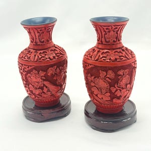 中国 赤い 花瓶 中国の本物の手工芸品、赤い朱色の彫刻が施された漆器の花瓶、蓮