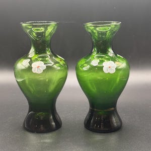 Pequeños jarrones vintage de vidrio verde con diseño floral blanco pintado a mano