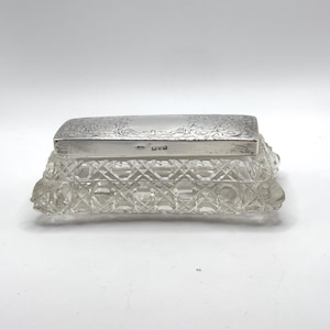 Antiguo tarro de tocador de cristal tallado con tapa de plata esterlina, Chester, 1913, de J & R Griffin