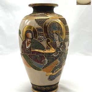 Japansk Satsuma Moriage-vas av Kinkōzan, Immortals Design, handmålad, ca 1930