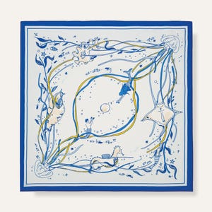 Pode incluir: Len&ccedil;o quadrado branco com uma borda azul, apresentando uma cena subaqu&aacute;tica. O design inclui criaturas marinhas azuis e amarelas, plantas e uma sereia. O len&ccedil;o tem formato quadrado.