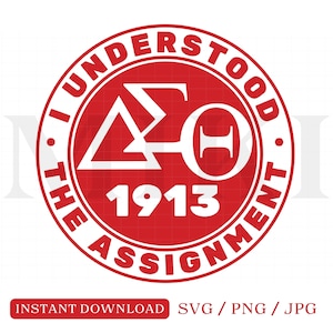 以下が含まれることがあります： 「私は課題を理解しました」という白いテキストと、ギリシャ文字のデルタシグマセータが書かれた赤い円。1913年も白で印刷されています。