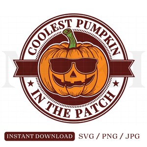 Op de afbeelding: Een cirkelvormige afbeelding met een oranje pompoen met een zonnebril en de tekst "COOLEST PUMPKIN IN THE PATCH" in een bruine rand. Het ontwerp bevat sterren en een banner, met "INSTANT DOWNLOAD" onderaan.