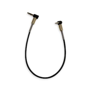 Puede incluir: Un cable de audio negro con conectores chapados en oro de 3,5 mm en cada extremo. Un conector está en ángulo.