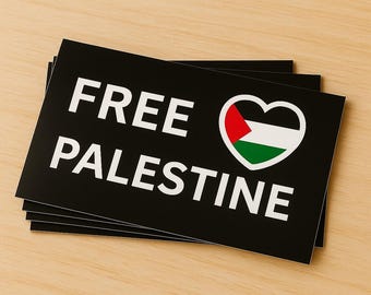 Może przedstawiać: Stos czarnych, prostokątnych naklejek z białym napisem "FREE PALESTINE". Po prawej stronie znajduje się grafika w kształcie serca z kolorami flagi Palestyny.