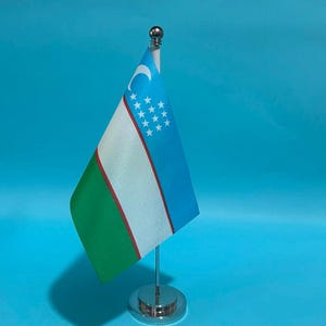 Uzbekistans skrivbordsflagga med stativ 14 x 21 cm | specialdesignad flagga