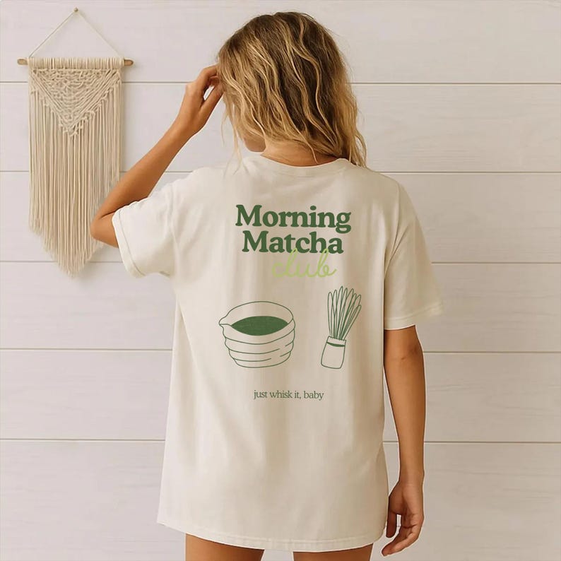 matcha, matcha morning club, matcha geschenkidee, matcha geschenk, matcha shirt, matcha geschenkidee shirt, matcha shirt frauen, matcha shirt männer, matcha geschenk freundin, freundin shirt, freundin shirt geschenk, geschenkidee freundin, shirt arbeitskollegin, shirt arbeit, büro shirt, büro geschenk