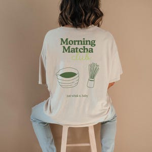 matcha, matcha morning club, matcha geschenkidee, matcha geschenk, matcha shirt, matcha geschenkidee shirt, matcha shirt frauen, matcha shirt männer, matcha geschenk freundin, freundin shirt, freundin shirt geschenk, geschenkidee freundin, shirt arbeitskollegin, shirt arbeit, büro shirt, büro geschenk