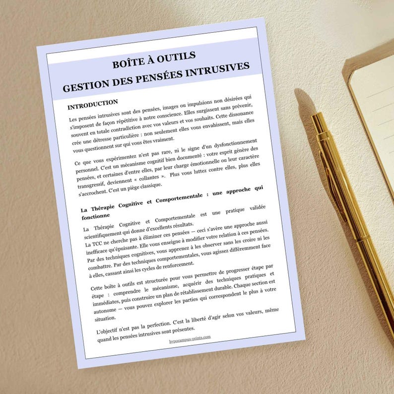 May include: A white paper with the title "BO&Icirc;TE &Agrave; OUTILS" and the subtitle "GESTION DES PENS&Eacute;ES INTRUSIVES" is displayed. The paper contains French text and is accompanied by a gold pen and a notebook.