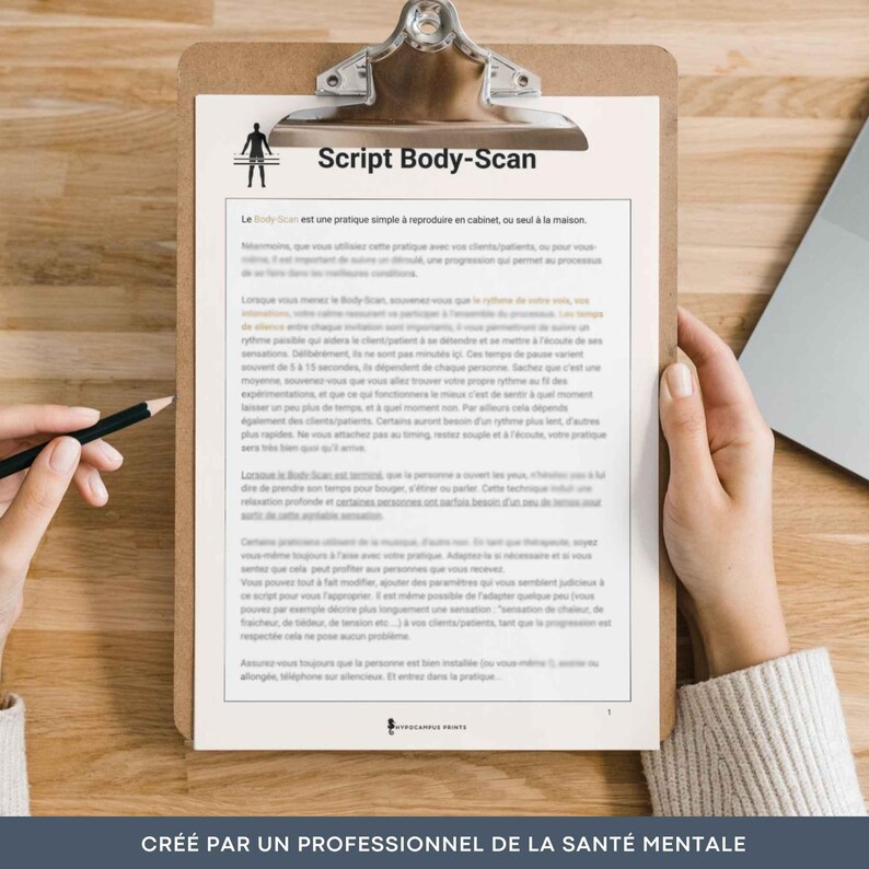 May include: A clipboard with a white sheet of paper with the title "Script Body-Scan" and text in French about a body scan practice. The text includes the phrase "Cr&eacute;&eacute; par un professionnel de la sant&eacute; mentale".
