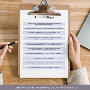 May include: A white sheet of paper with a checklist titled "Auto-Critique" with questions about self-criticism and trauma. The text is in French. The paper is on a clipboard with a black clip.