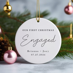 Adorno decorativo personalizado de nuestra primera Navidad comprometida, nuestra primera Navidad de 2024, adorno con nombre y fecha, regalo de recuerdo para pareja