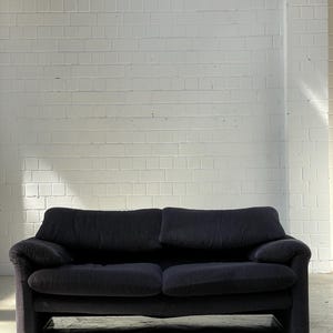 Cassina Maralunga Sofa by Vico Magistretti | Striped 2-Seater | Black and Anthrazit | 675 Maralunga