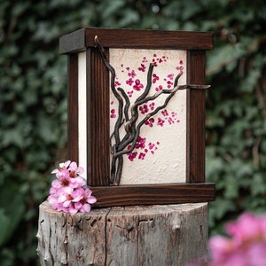Lampada "HANAMI" in legno realizzata e dipinta a mano in stile orientale. Pezzo unico.
