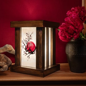 Lampe "MINYA" en bois réalisée et peinte à la main dans un style oriental. Pièce unique