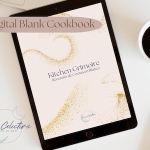 以下が含まれることがあります： Kitchen GrimoireおよびRecetario de Cocina en Blancoというタイトルのデジタル空白の料理本を表示するタブレット。画面はクリーム色の背景に金色のグリッターの渦巻き模様があり、Digital Blank Cookbookというテキストがモーヴ色の楕円形の中に配置されています。