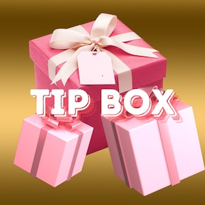 Op de afbeelding: Drie roze cadeaudozen met wit lint en een wit label. De grootste doos heeft de tekst "TIP BOX" erop gedrukt.