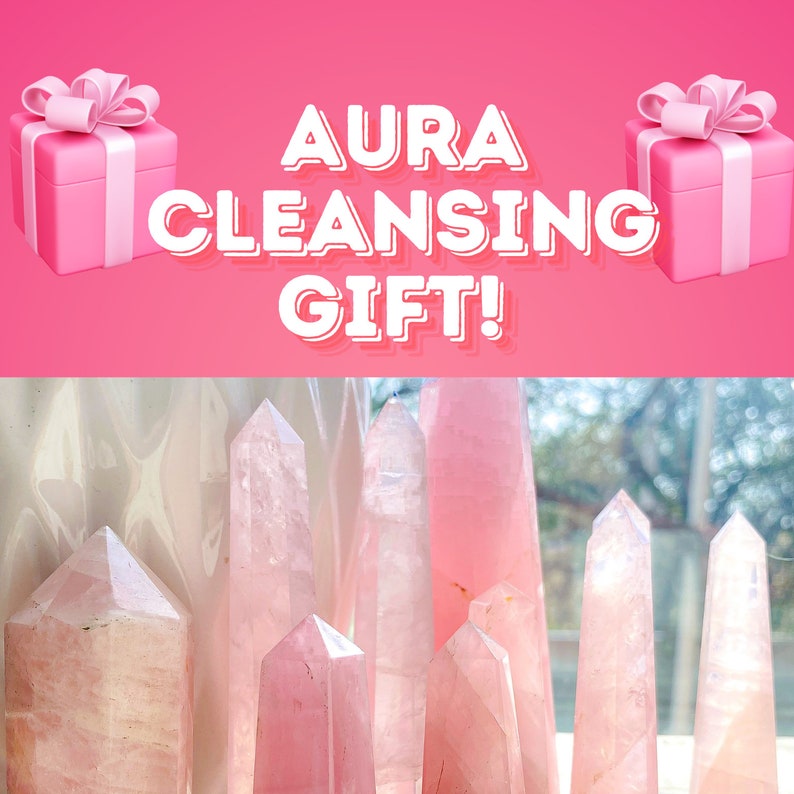 K&ouml;nnte beinhalten: Eine Gruppe von rosa Rosenquarz-Kristallspitzen, die in einer Reihe angeordnet sind. Die Kristalle sind in verschiedenen Gr&ouml;&szlig;en und Formen. Der Text "AURA CLEANSING GIFT!" wird &uuml;ber den Kristallen angezeigt.